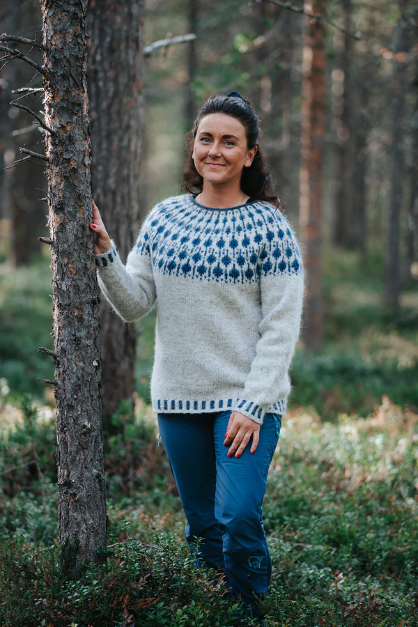 Sisuknits Blueberry Sweater is knitted in Istex Lettlopi in the colors 0054 Ash, 1403 Lapis Blue and 9418 Stone Blue. De Sisuknits Blueberry-trui is gebreid van Istex Lettlopi in de kleuren 0054 Ash, 1403 Lapis Blue en 9418 Stone Blue.
