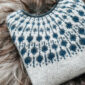 De Sisuknits Blueberry-trui is gebreid van Istex Lettlopi in de kleuren 0054 Ash, 1403 Lapis Blue en 9418 Stone Blue.