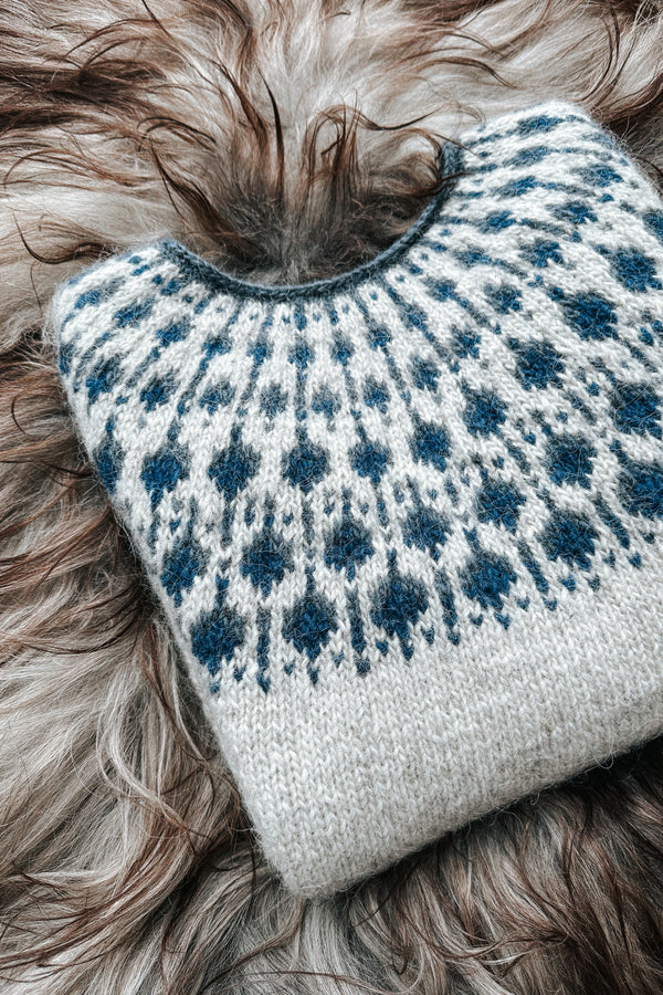 Sisuknits Blueberry Sweater is knitted in Istex Lettlopi in the colors 0054 Ash, 1403 Lapis Blue and 9418 Stone Blue. De Sisuknits Blueberry-trui is gebreid van Istex Lettlopi in de kleuren 0054 Ash, 1403 Lapis Blue en 9418 Stone Blue.