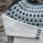 De Sisuknits Blueberry-trui is gebreid van Istex Lettlopi in de kleuren 0054 Ash, 1403 Lapis Blue en 9418 Stone Blue.