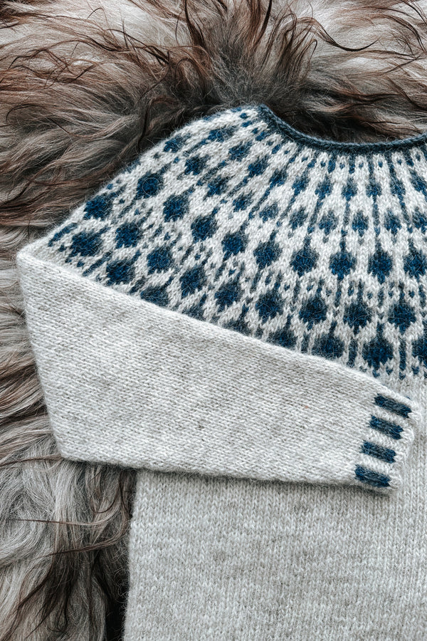 Sisuknits Blueberry Sweater is knitted in Istex Lettlopi in the colors 0054 Ash, 1403 Lapis Blue and 9418 Stone Blue. De Sisuknits Blueberry-trui is gebreid van Istex Lettlopi in de kleuren 0054 Ash, 1403 Lapis Blue en 9418 Stone Blue.