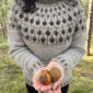 De Acorn-trui van Sisuknits is gebreid met Istex Lettlopi in de kleuren 0086 Lichtbeige, 0867 Chocoladebruin en 1420 Donkergrijs.