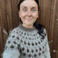 De Acorn-trui van Sisuknits is gebreid met Istex Lettlopi in de kleuren 0086 Lichtbeige, 0867 Chocoladebruin en 1420 Donkergrijs.