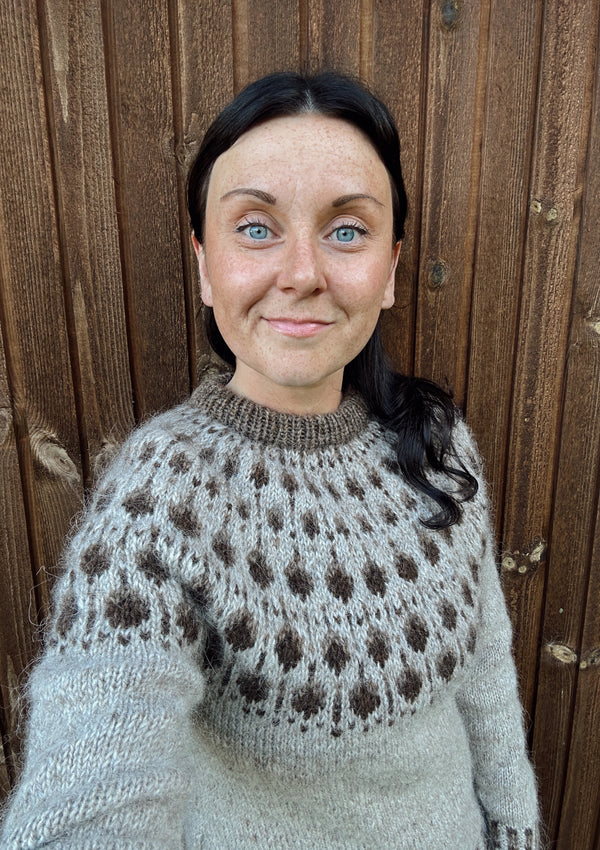 Sisuknits Acorn Sweater is knitted with Istex Lettlopi in the colors 0086 Light Beige, 0867 Chocolate and 1420 Murky. De Acorn-trui van Sisuknits is gebreid met Istex Lettlopi in de kleuren 0086 Lichtbeige, 0867 Chocoladebruin en 1420 Donkergrijs.