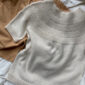 Das weiße Anker Tee aus dem Garn „Elise“ von Permin in der Farbe „Råhvid“ [09] gestrickt.