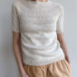 Das weiße Anker Tee aus dem Garn „Elise“ von Permin in der Farbe „Råhvid“ [09] gestrickt.
