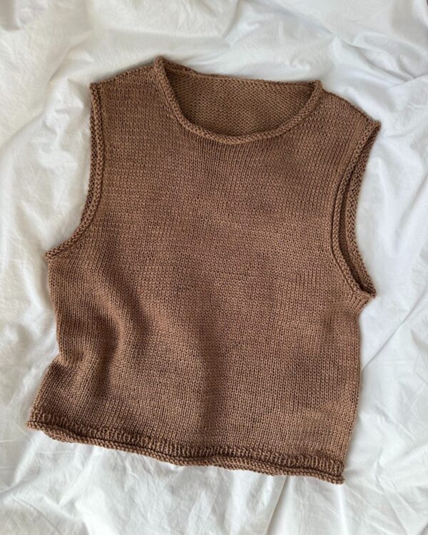 The brown Cloud Top is knitted in Hør Organic by Isager in the color Camel. Das braune Cloud Top aus dem Garn „Hør Organic“ von Isager in der Farbe „Camel“ gestrickt.