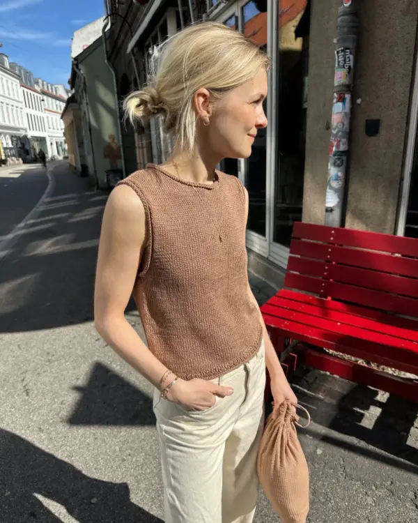 The brown Cloud Top is knitted in Hør Organic by Isager in the color Camel. Das braune Cloud Top aus dem Garn „Hør Organic“ von Isager in der Farbe „Camel“ gestrickt.
