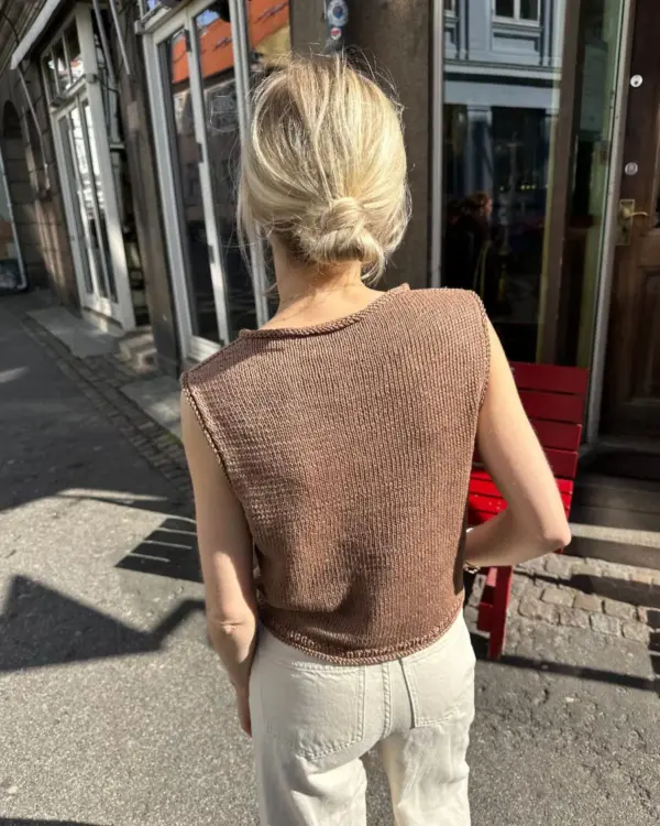 The brown Cloud Top is knitted in Hør Organic by Isager in the color Camel. Das braune Cloud Top aus dem Garn „Hør Organic“ von Isager in der Farbe „Camel“ gestrickt.