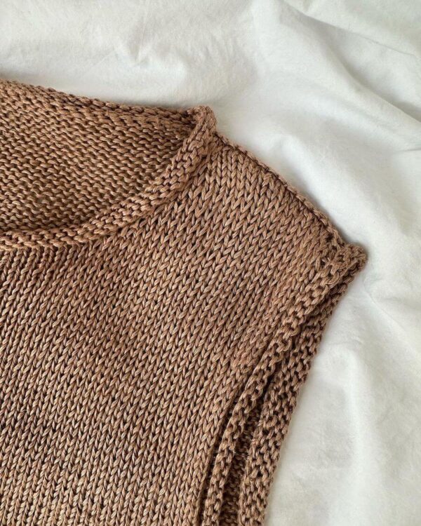 The brown Cloud Top is knitted in Hør Organic by Isager in the color Camel. Das braune Cloud Top aus dem Garn „Hør Organic“ von Isager in der Farbe „Camel“ gestrickt.