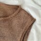 Das braune Cloud Top aus dem Garn „Hør Organic“ von Isager in der Farbe „Camel“ gestrickt.