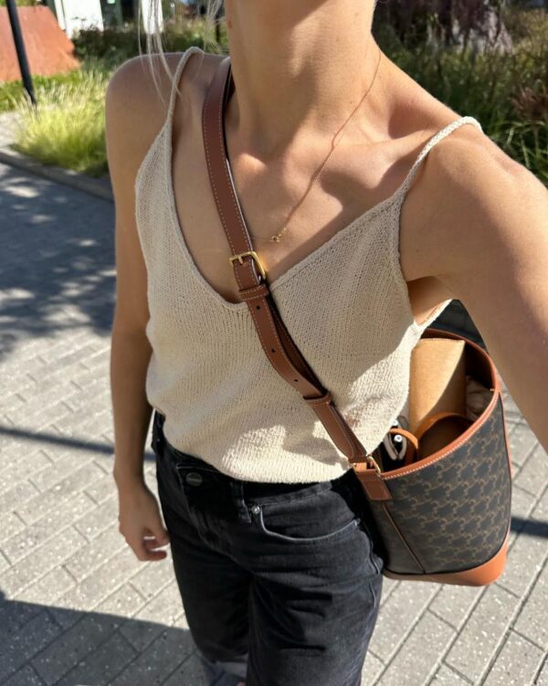 The white Cumulus Top is knitted in Pure Silk by Knitting for Olive in the color Wheat. Das weiße „Cumulus Top“ wurde aus „Pure Silk“ von Knitting for Olive in der Farbe „Wheat“ gestrickt.