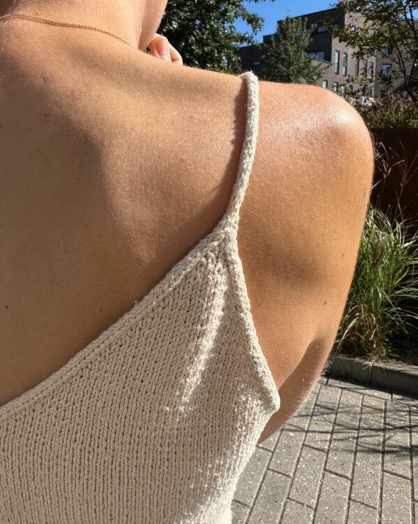 The white Cumulus Top is knitted in Pure Silk by Knitting for Olive in the color Wheat. Das weiße „Cumulus Top“ wurde aus „Pure Silk“ von Knitting for Olive in der Farbe „Wheat“ gestrickt.