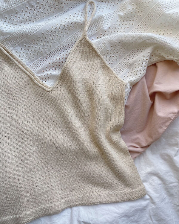 The white Cumulus Top is knitted in Pure Silk by Knitting for Olive in the color Wheat. Das weiße „Cumulus Top“ wurde aus „Pure Silk“ von Knitting for Olive in der Farbe „Wheat“ gestrickt.