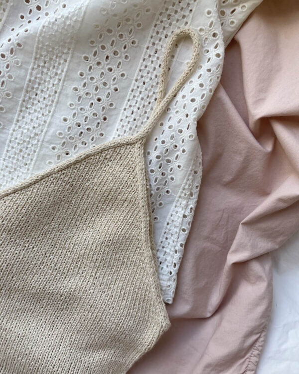 The white Cumulus Top is knitted in Pure Silk by Knitting for Olive in the color Wheat. Das weiße „Cumulus Top“ wurde aus „Pure Silk“ von Knitting for Olive in der Farbe „Wheat“ gestrickt.