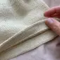 Das weiße „Cumulus Top“ wurde aus „Pure Silk“ von Knitting for Olive in der Farbe „Wheat“ gestrickt.