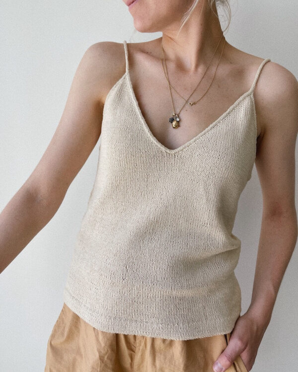 The white Cumulus Top is knitted in Pure Silk by Knitting for Olive in the color Wheat. Das weiße „Cumulus Top“ wurde aus „Pure Silk“ von Knitting for Olive in der Farbe „Wheat“ gestrickt.