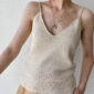 Das weiße „Cumulus Top“ wurde aus „Pure Silk“ von Knitting for Olive in der Farbe „Wheat“ gestrickt.